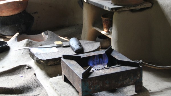 Biogasherd in einer einfachen Küche 