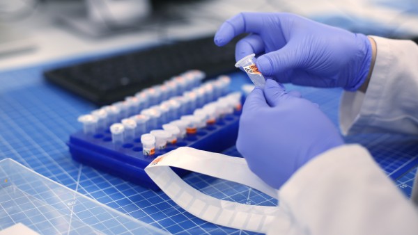 Beschriftung von Teströhrchen im Labor von Centogene