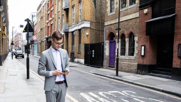 Yannik Schreckenberger steht auf dem Bürgersteig in einer Londoner Straße.