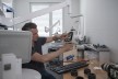 Ein Techniker arbeitet am Magnosco-Laser