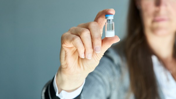 Eine Frau hält eine Ampule mit Hepcludex, Pulver zur Herstellung von Injektionszubereitung in Ihrer Hand