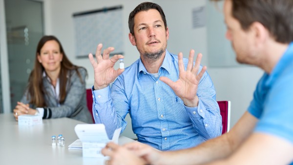 Norbert Dinauer, PhD, Chief Operations Officer, im Gespräch mit Florian Vogel, Chief Commercial Officer und Christiane Schwittay, Senior Marketing Project Manager