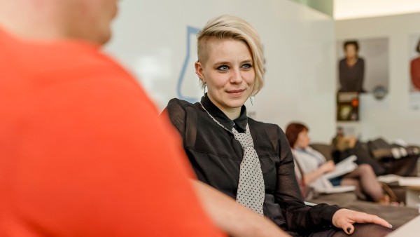 Jacqueline Grundner im Gespräch, zuhörend