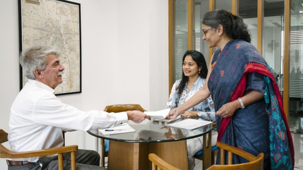 Christoph Kessler in einer Besprechung mit seinen Mitarbeiterinnen Nidhi Gupta und Sangeeta Agarwal in seinem Büro