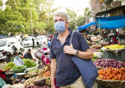 Christoph Kessler auf einem Straßenmarkt in Delhi