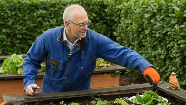 Thomas Koch in seinem Garten