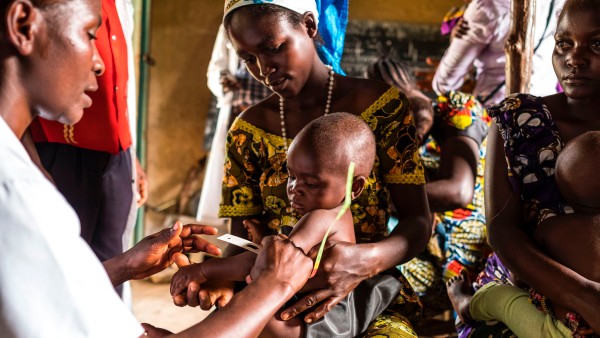 Arzt im Kongo untersucht ein Kleinkind