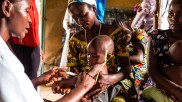 Arzt im Kongo untersucht ein Kleinkind
