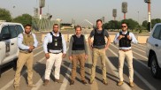 Fünf Männer vor dem Denkmal der gekreuzten Schwerter, Irak.