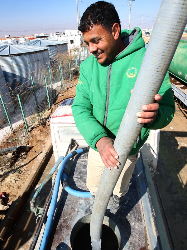 Wassertank in Jordanien wird mit frischem Trinkwasser befüllt