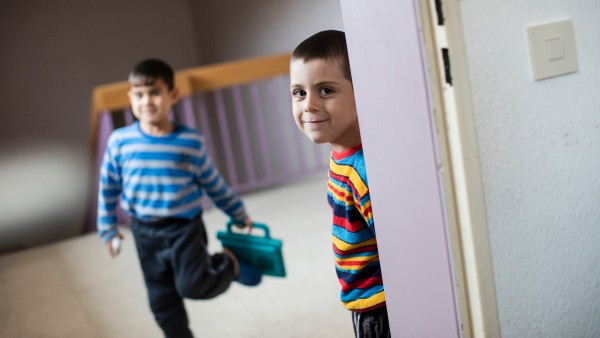 zwei Kinder einer Flüchtlingsfamilie