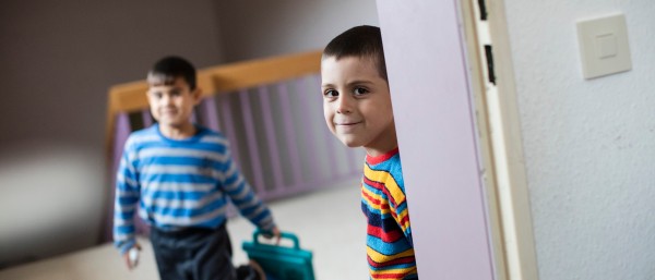 zwei Kinder einer Flüchtlingsfamilie