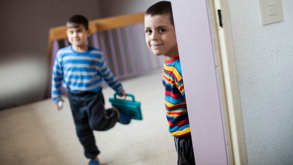 zwei Kinder einer Flüchtlingsfamilie