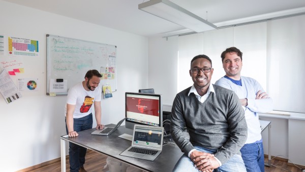 Flüchtlinge im Softwareunternehmen