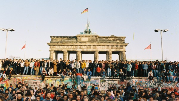 Menschenmenge auf und vor der Berliner Mauer am Brandenburger Tor