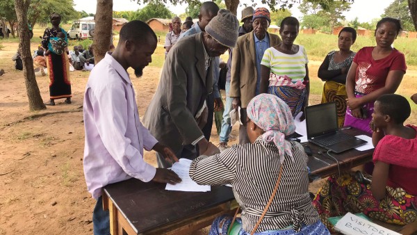 Malawi Social Cash Transfer Programme: Bezugsberechtigte quittieren den Erhalt ihrer Transferzahlungen.