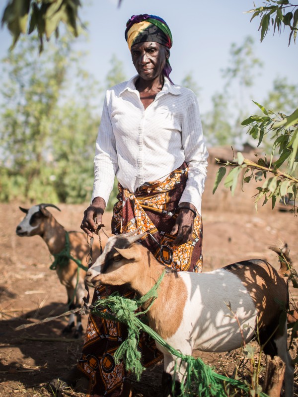 Hausbesuch bei Lonny Mtuwa, einer Teilnehmerin des Social Cash Transfer Programms