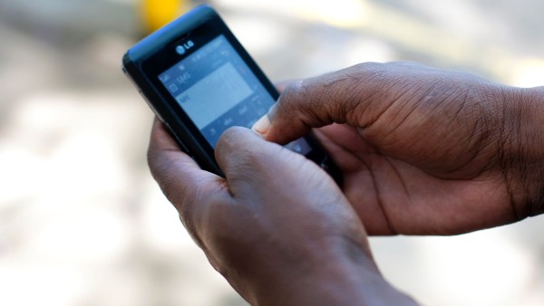 Ein Mann aus Togo benutzt ein Handy