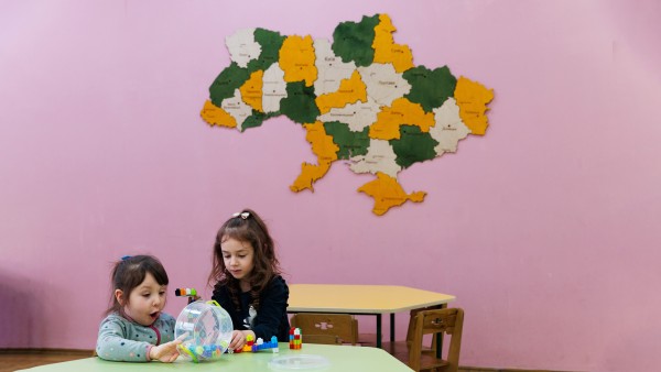Zwei Kinder spielen an einem Tisch im Kindergarten № 14 (renoviert von USIF) in Lwiw.