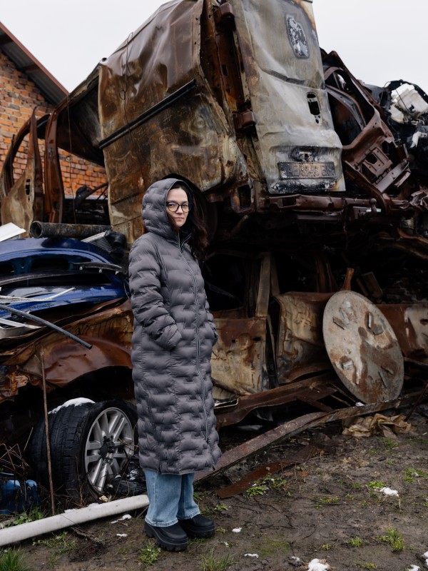 Khrystyna Stelmashchuk vor den Autos, die am Tag des Angriffs zerstört wurden. Die Autowerkstatt der Familie Stelmashchuk iin Lwiw wurde durch eine russische Rakete weitgehend zerstört.