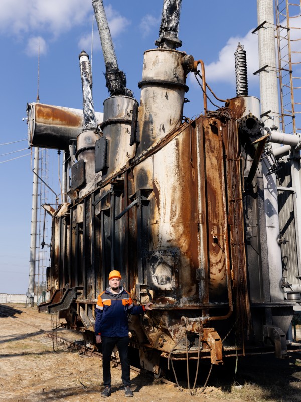 Olexandr Malyon Mitarbeiter von Ukrenergo steht vor einem Umspannwerk, in der Zentralregion der Ukraine