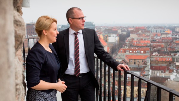 Frankziska Giffey und Jörg Zeuner stehen auf dem Balkon des Rathausturms und blicken auf Neukölln