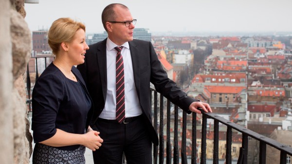 Frankziska Giffey und Jörg Zeuner stehen auf dem Balkon des Rathausturms und blicken auf Neukölln