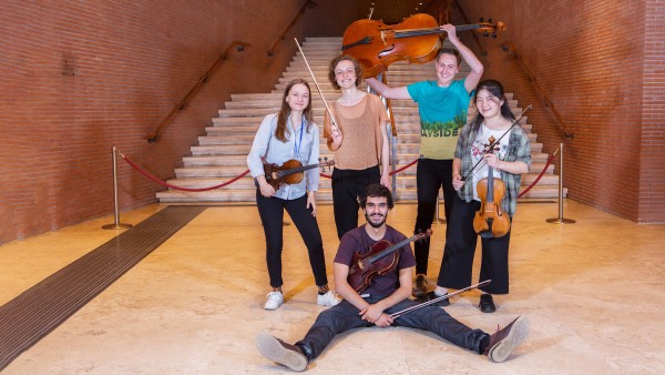 European Union Youth Orchestra (EUYO) Gruppenfoto der fünf Interviewpartner