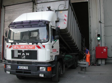 Container transportieren die Banknoten zur Thermischen Restabfall-Vorbehandlungsanlage am Braunkohlewerk 