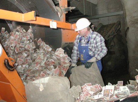 In einem Trommelsieb wird das Geld von Sand und Kies getrennt