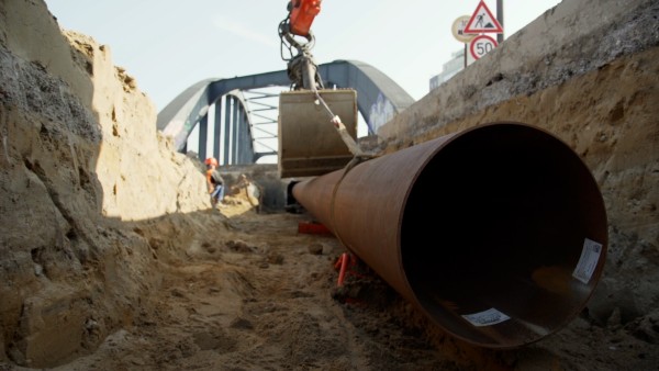 Offene Rohrleitung an einer Brücke