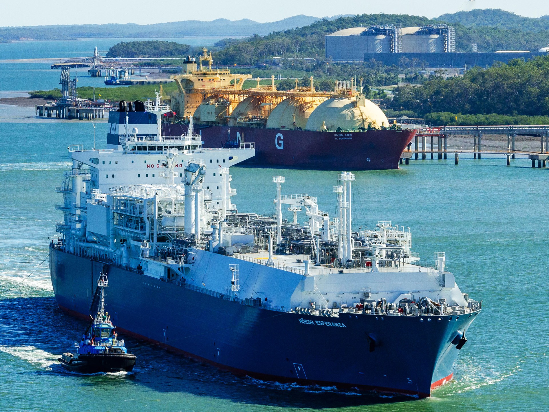 Eine sogenannte schwimmende FSRU Einheit liegt neben einem LNG Tanker im Hafen