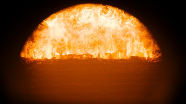 Blick in das Ofenfeuer eines Heizkraftwerk