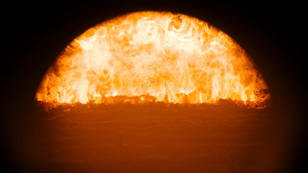 Blick in das Ofenfeuer eines Heizkraftwerk