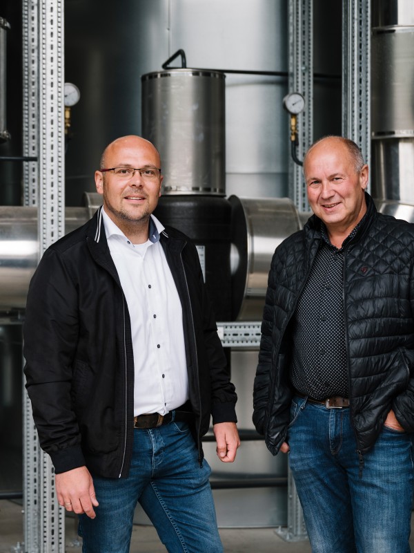 Martin Bettner and Managing Director Hartmut Dietermann in the new combined heat and power plant at Furnier und Holzwerk Mittenaar 