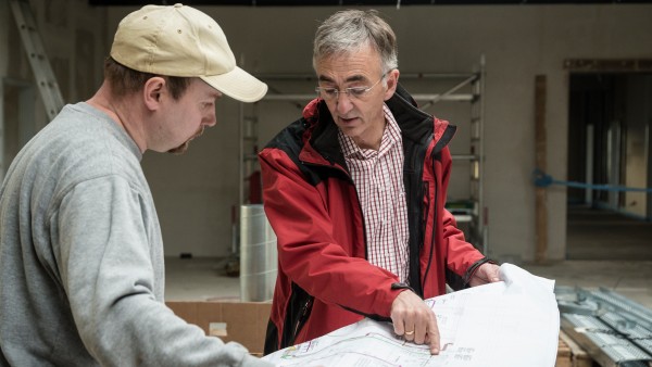 Peter Küpper talking to a craftsman