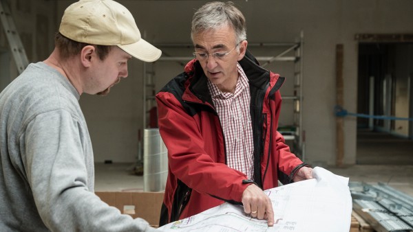 Herr Küppers im Gespräch mit einem Handwerker