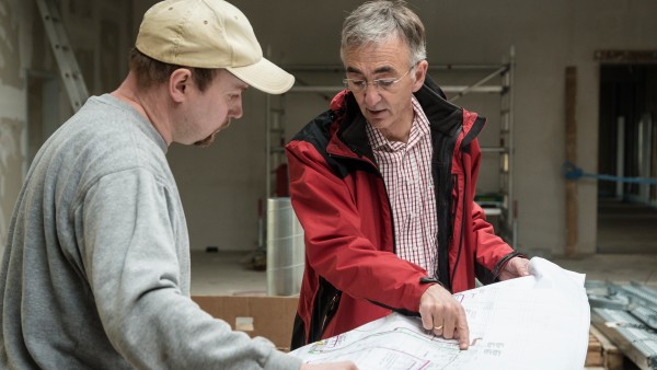 Herr Küppers im Gespräch mit einem Handwerker