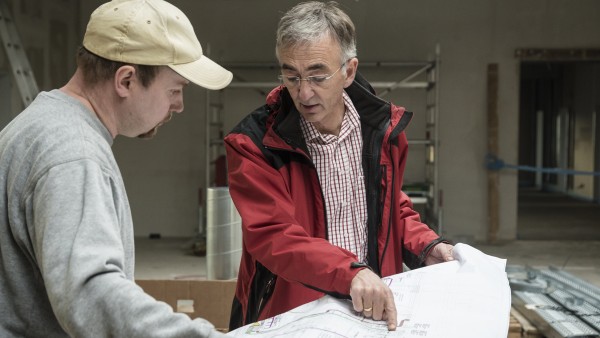 Peter Küpper talking to a craftsman