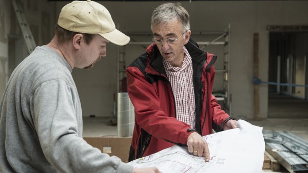 Peter Küpper talking to a craftsman