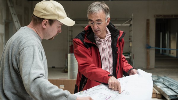 Peter Küpper talking to a craftsman