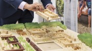 Jörn-Michael Westphal steht vor einem Modell der Gartenstadt Potsdam-Drewitz
