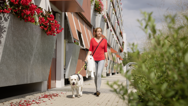 Bewohnerin geht mit ihrem Hund in Potsdam-Drewitz spazieren