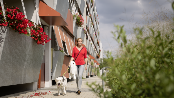 Bewohnerin geht mit ihrem Hund in Potsdam-Drewitz spazieren