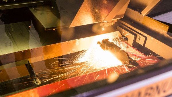 Innenansicht bei Wilms Metallmarkt während des Schneidens per Laser