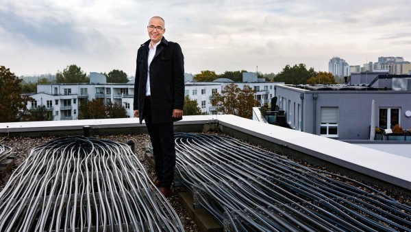 Carsten Jasper auf dem Dach der Wohnsiedlung mit Eisspeicherheizung