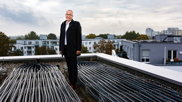 Carsten Jasper auf dem Dach der Wohnsiedlung mit Eisspeicherheizung