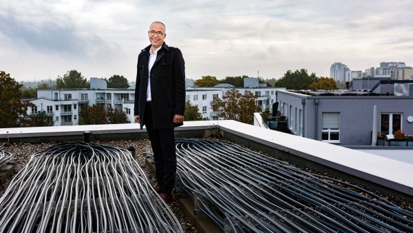 Carsten Jasper auf dem Dach der Wohnsiedlung mit Eisspeicherheizung