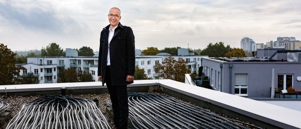 Carsten Jasper auf dem Dach der Wohnsiedlung mit Eisspeicherheizung