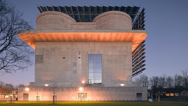 Der Energiebunker in Wilhelmsburg wird nachts beleuchtet